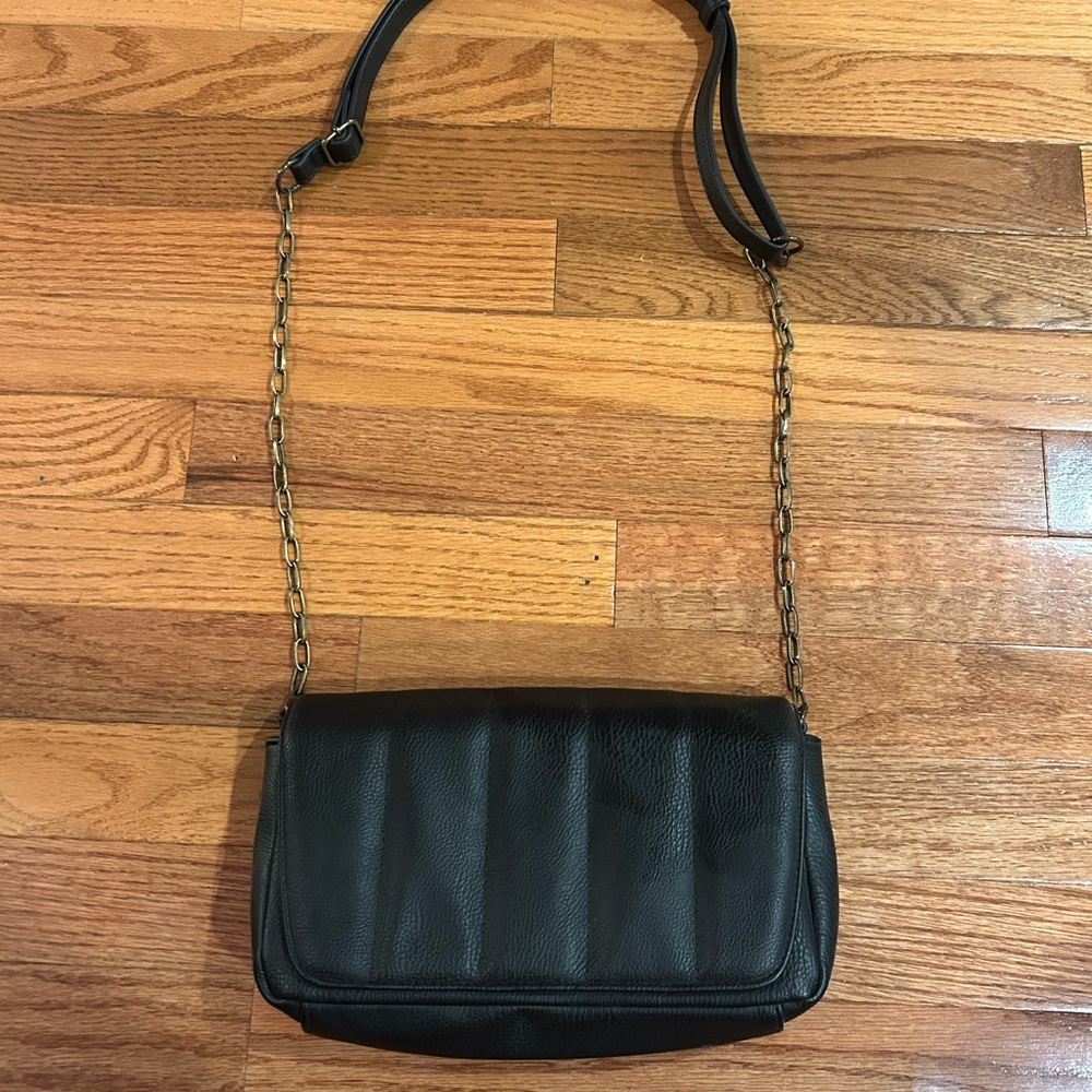 Universal Thread Black Shoulder Bag with Structured Design